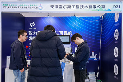 午夜视频在线免费观看團隊與客戶交流